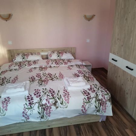 Guest Rooms Mihaylovi Pavel Banya Bagian luar foto