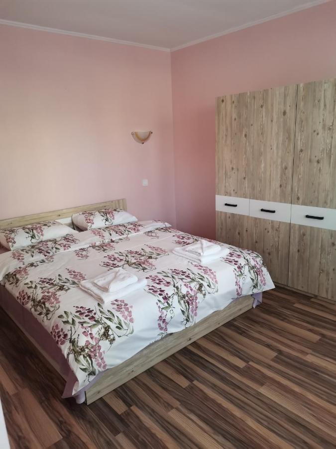 Guest Rooms Mihaylovi Pavel Banya Bagian luar foto